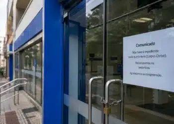 Entrada de uma agência bancária brasileira fechada, representando a suspensão do atendimento presencial durante o feriado de Corpus Christi nesta quinta-feira (4).