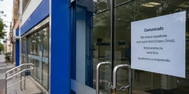 Entrada de uma agência bancária brasileira fechada, representando a suspensão do atendimento presencial durante o feriado de Corpus Christi nesta quinta-feira (4).