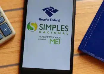 Tela com Simples Nacional e MEI ao lado de calculadora ilustra o reajuste do faturamento do MEI