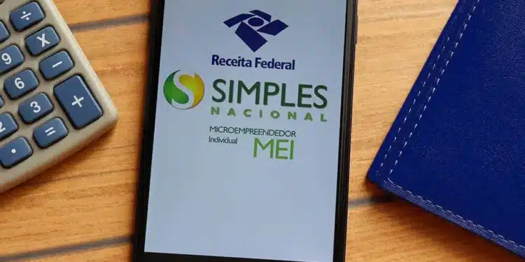 Tela com Simples Nacional e MEI ao lado de calculadora ilustra o reajuste do faturamento do MEI