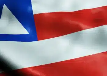 Bandeira da Bahia em destaque, usada para ilustrar a discussão sobre a preservação do “h” no nome do estado.