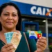 Mulher segura dinheiro e cartão do Bolsa Família em frente a uma agência da Caixa, representando o calendário de pagamentos de junho.