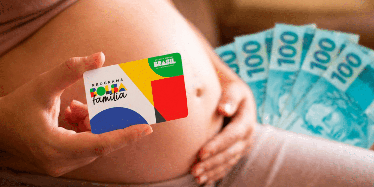 Gestante segura cartão do Programa Bolsa Família com logotipo colorido enquanto mostra notas de R$ 100 ao fundo