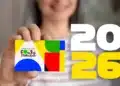 Mulher brasileira segurando cartão do Bolsa Família 2026 em primeiro plano, representando os pagamentos desta semana, entre 22 e 26 de junho.