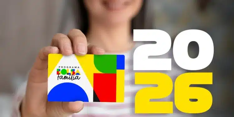 Mulher brasileira segurando cartão do Bolsa Família 2026 em primeiro plano, representando os pagamentos desta semana, entre 22 e 26 de junho.