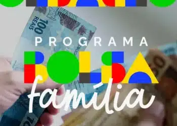 Mulher segurando dinheiro em reais com o logotipo do Bolsa Família sobreposto, simbolizando o pagamento da parcela de junho liberada nesta sexta-feira (19).