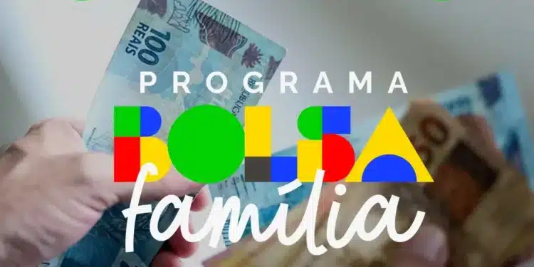 Mulher segurando dinheiro em reais com o logotipo do Bolsa Família sobreposto, simbolizando o pagamento da parcela de junho liberada nesta sexta-feira (19).