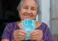 Idosa brasileira segurando dinheiro em espécie, representando a liberação de pagamentos do BPC nesta semana, entre 29/06 e 03/07.