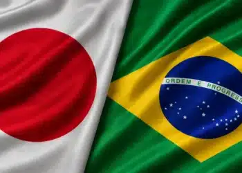 Bandeiras do Brasil e do Japão lado a lado, representando o confronto decisivo pelo mata-mata da Copa do Mundo de 2026.