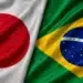 Bandeiras do Brasil e do Japão lado a lado, representando o confronto decisivo pelo mata-mata da Copa do Mundo de 2026.