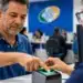 Homem com dedo em leitor biométrico em uma agência do INSS, representando as novas diretrizes do INSS para concessão de benefícios.