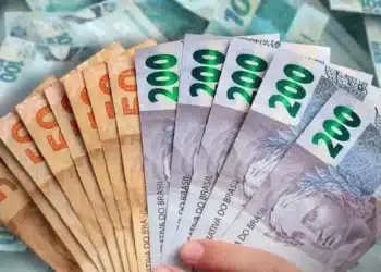 Cédulas de real brasileiro representando o saque de R$ 6.220 liberado pela Caixa em sete cidades até domingo, 7 de junho