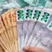 Cédulas de real brasileiro representando o saque de R$ 6.220 liberado pela Caixa em sete cidades até domingo, 7 de junho