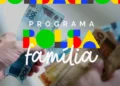 Calendário de pagamentos do Programa Bolsa Família com cédulas de real ao fundo, representando liberação escalonada dos benefícios até o dia 30 de junho.