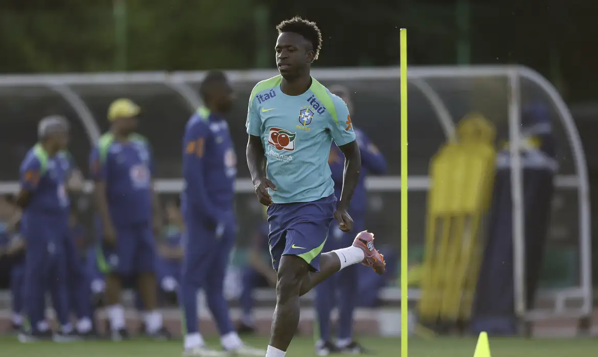 Atacante da seleção brasileira corre durante treino físico de preparação para a Copa do Mundo 2026