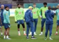 Comissão técnica e jogadores da Seleção Brasileira reunidos em treino antes de voltar a campo na Copa do Mundo de 2026