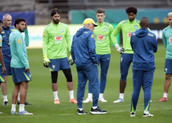 Comissão técnica e jogadores da Seleção Brasileira reunidos em treino antes de voltar a campo na Copa do Mundo de 2026