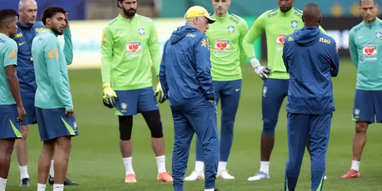 Comissão técnica e jogadores da Seleção Brasileira reunidos em treino antes de voltar a campo na Copa do Mundo de 2026