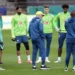 Comissão técnica e jogadores da Seleção Brasileira reunidos em treino antes de voltar a campo na Copa do Mundo de 2026