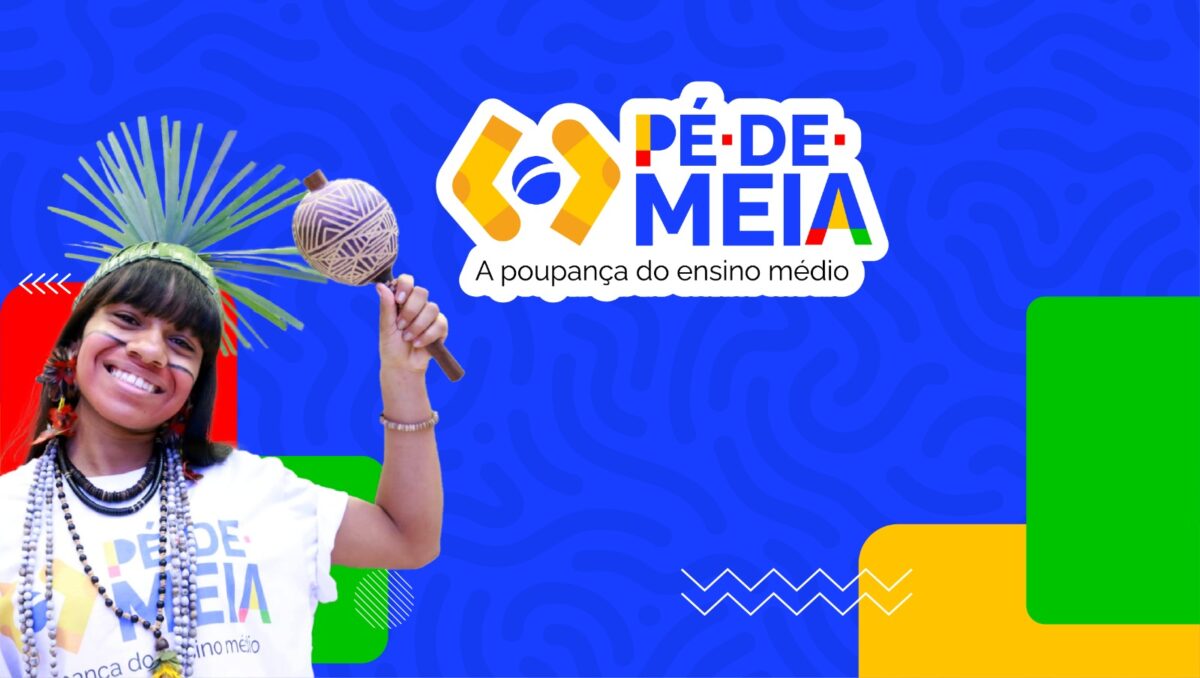 Arte oficial do Pé-de-Meia com estudante indígena sorridente segurando maracá ao lado do logotipo do programa