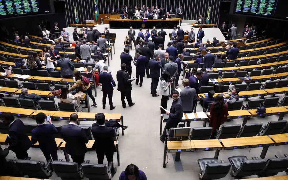 Plenário da Câmara dos Deputados durante sessão sobre a escala 6x1.