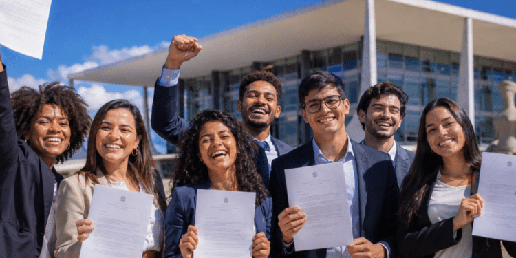 Grupo de aprovados no Concurso Nacional Unificado celebrando nomeação autorizada pelo Governo Federal.