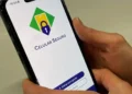 Pessoa acessa o aplicativo Celular Seguro em um smartphone, ferramenta usada para registrar aparelhos roubados ou furtados.