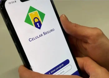 Pessoa acessa o aplicativo Celular Seguro em um smartphone, ferramenta usada para registrar aparelhos roubados ou furtados.