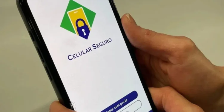 Pessoa acessa o aplicativo Celular Seguro em um smartphone, ferramenta usada para registrar aparelhos roubados ou furtados.