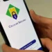 Pessoa acessa o aplicativo Celular Seguro em um smartphone, ferramenta usada para registrar aparelhos roubados ou furtados.