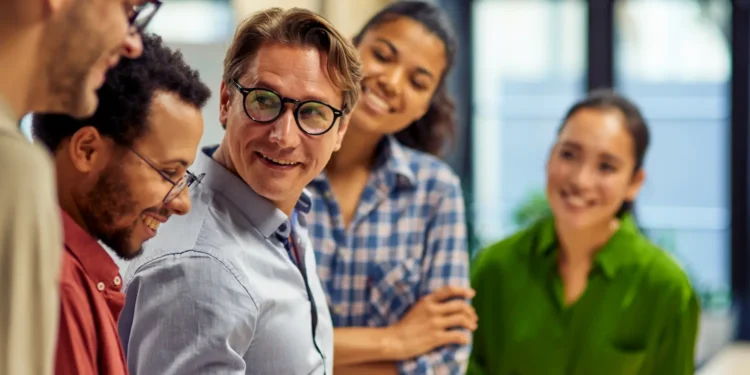 Profissionais em ambiente corporativo representando processo seletivo da Rede Nacional de Certificadores.