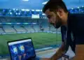 Analista de dados esportivos acompanhando métricas em tempo real em um estádio de futebol moderno.