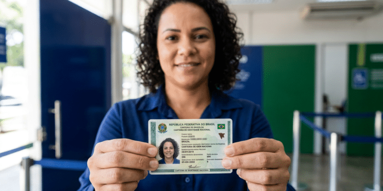 Mulher exibe a Carteira de Identidade Nacional em frente a um balcão de atendimento.