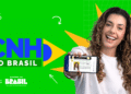 Mulher sorri exibindo a carteira de habilitação digital no celular ao lado da marca CNH do Brasil