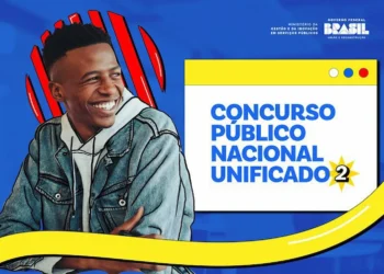 Jovem sorrindo ao lado de arte do Concurso Público Nacional Unificado 2, em divulgação sobre nomeação de aprovados pelo MGI.