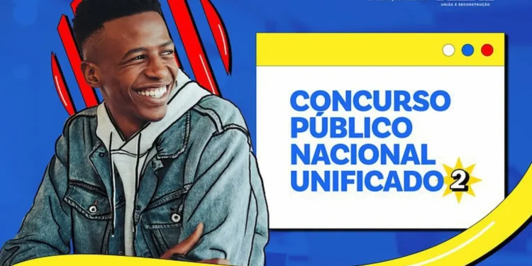 Jovem sorrindo ao lado de arte do Concurso Público Nacional Unificado 2, em divulgação sobre nomeação de aprovados pelo MGI.