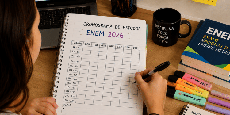 Jovem monta cronograma de estudos para ENEM 2026, cercada por livros, marcadores, computador e anotações de motivação.