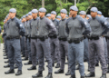 Imagem de policiais militares da Polícia Militar do Estado de São Paulo (PM SP) caminhando em formação em ambiente urbano. A cena ilustra o anúncio do novo concurso público com 4 mil vagas para o cargo de Aluno-Soldado PM, com previsão de posse nos anos de 2028, conforme autorização publicada pelo governo estadual.