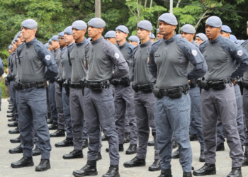 Imagem de policiais militares da Polícia Militar do Estado de São Paulo (PM SP) caminhando em formação em ambiente urbano. A cena ilustra o anúncio do novo concurso público com 4 mil vagas para o cargo de Aluno-Soldado PM, com previsão de posse nos anos de 2028, conforme autorização publicada pelo governo estadual.