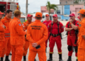 Bombeiros militares de Alagoas reunidos em área externa, representando retificação no edital do concurso dos Bombeiros AL.