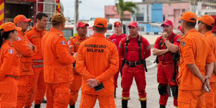 Bombeiros militares de Alagoas reunidos em área externa, representando retificação no edital do concurso dos Bombeiros AL.