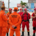 Bombeiros militares de Alagoas reunidos em área externa, representando retificação no edital do concurso dos Bombeiros AL.