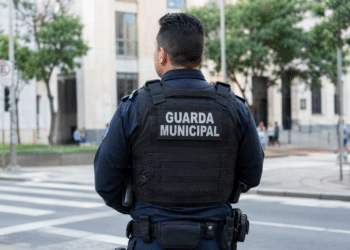 Guarda municipal fardado visto de costas, representando concurso com inscrições abertas até 30 de junho.