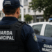 Guarda municipal fardado em frente a viatura oficial durante operação na cidade.