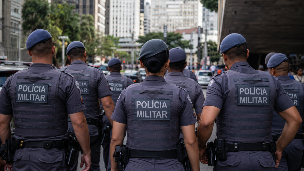 Policiais militares de São Paulo fardados de costas, representando inscrições abertas para o concurso da PM-SP 2026.