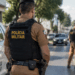 Policial militar atuando em operação de patrulhamento urbano durante fiscalização de trânsito.