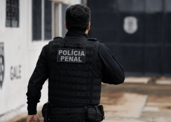 Agente da Polícia Penal em ambiente prisional no Rio Grande do Norte.