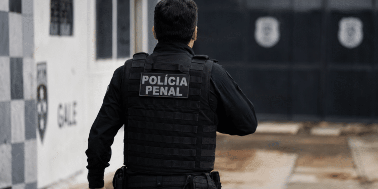 Agente da Polícia Penal em ambiente prisional no Rio Grande do Norte.