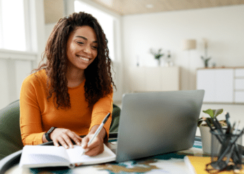 Candidata estudando com notebook e fazendo anotações, representando concursos de prefeitura com inscrições abertas.