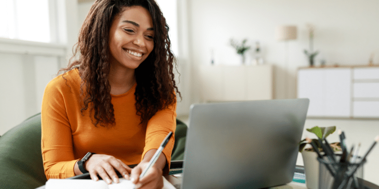 Candidata estudando com notebook e fazendo anotações, representando concursos de prefeitura com inscrições abertas.